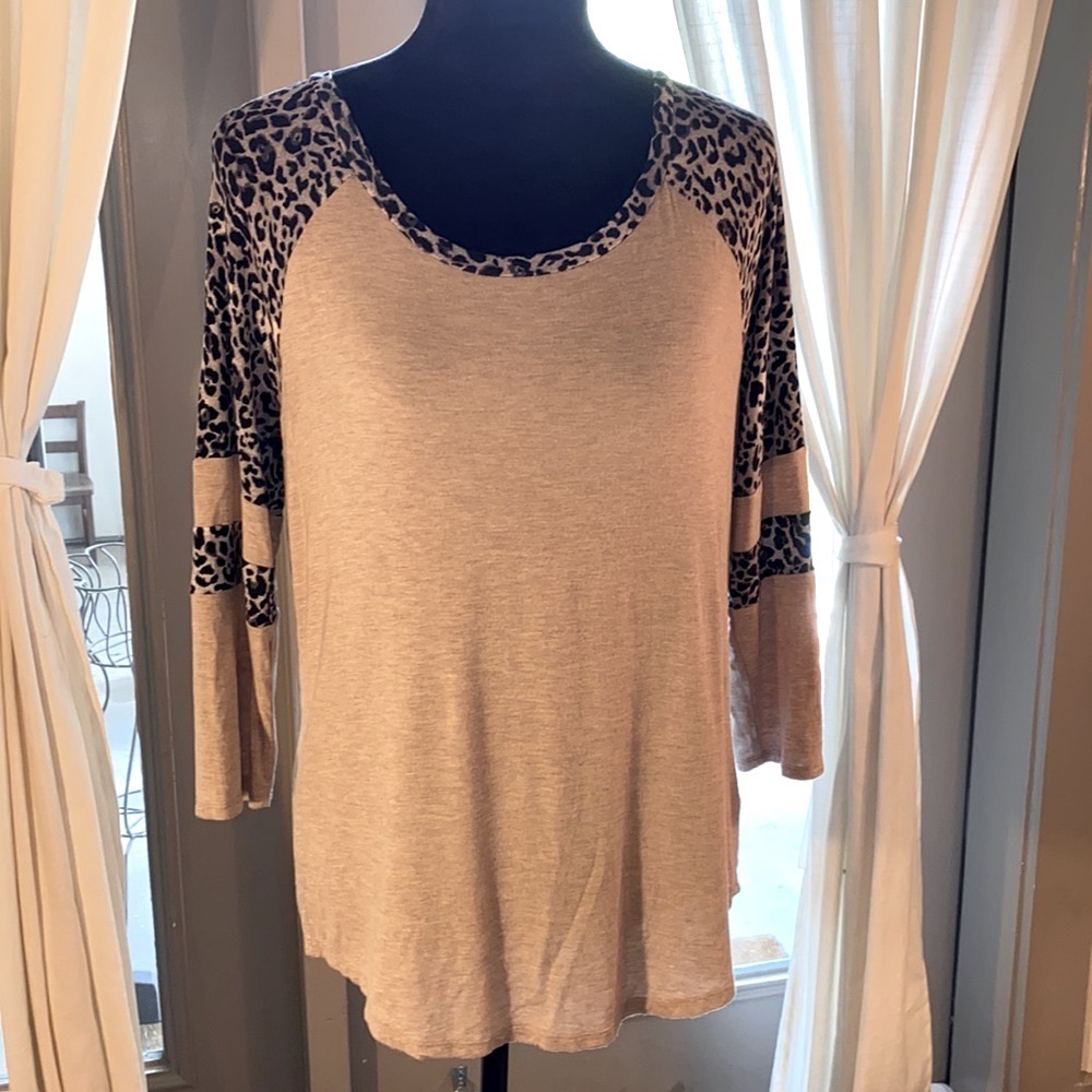 24/7 maurices Small tan & black animal print soft comfy shirt Small womens top​​ - Picture 2 of 9